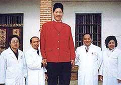 В китае живет 34-летняя женщина, чей рост составляет 2 метра 36 сантиметров