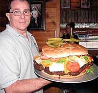 Тому, кто съест за один присест гигантский гамбургер размером с колесо автомобиля и весом почти семь килограммов, обещают заплатить 350 долларов