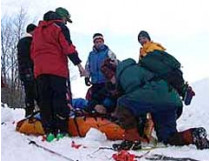 Попавший под лавину лыжник почувствовал, что его ладонь находится на поверхности, и начал отбрасывать в сторону комочки снега