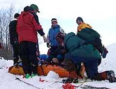 Попавший под лавину лыжник почувствовал, что его ладонь находится на поверхности, и начал отбрасывать в сторону комочки снега