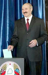 Александр лукашенко настолько уверенно выиграл президентские выборы в белоруссии, что даже у западных наблюдателей отпали подозрения насчет подтасовки результатов голосования