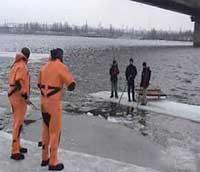 Со льдины на днепре киевские спасатели сняли троих подростков, решивших испытать весенний лед на прочность