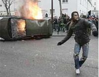 В париже участники акций протеста изуродовали за один день около 50 автомобилей