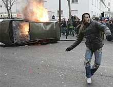 В париже участники акций протеста изуродовали за один день около 50 автомобилей