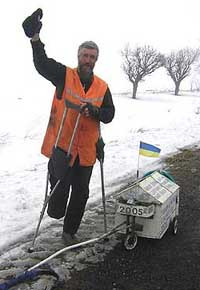 55-летний александр мазуренко прошел на костылях по территории украины почти шесть(! ) тысяч километров
