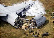 Семнадцать членов экипажа военно-транспортного самолета «галактика» чудом остались живы, когда он рухнул на землю и развалился на четыре части