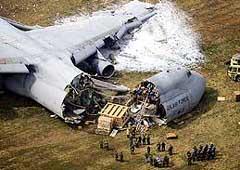 Семнадцать членов экипажа военно-транспортного самолета «галактика» чудом остались живы, когда он рухнул на землю и развалился на четыре части