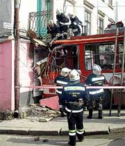 В черновцах 11-тонный троллейбус с десятками пассажиров врезался в стену жилого дома