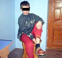 Узнав, что 12-летний пасынок прогуливает уроки, отчим на три дня приковал мальчика шестиметровой цепью (! ) к кровати