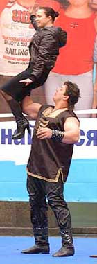 26-летний украинский богатырь дмитрий халаджи установил рекорд, более четырех секунд продержав на вытянутых руках четыре гири общим весом 128 килограммов