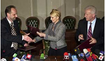 Блок «наша украина», бют и соцпартия подписали протокол о порядке формирования коалиции демократических сил