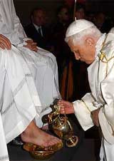 В чистый четверг папа римский бенедикт xvi омыл ноги 12 простым верующим