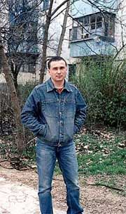 «смотрю, стоит на узеньком карнизе окна на третьем этаже маленький мальчик и ни за что не держится»