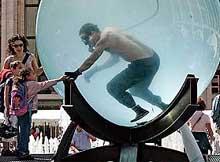 Иллюзионист дэвид блэйн погрузился в заполненный водой стеклянный шар, где проведет семь дней