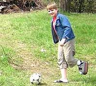Десятилетний владик, которому в марте прошлого года донецкие хирурги пришили отрезанную поездом ногу, уже играет в футбол!