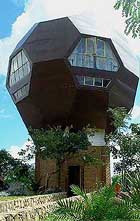 Голландский архитектор построил дом в форме футбольного мяча