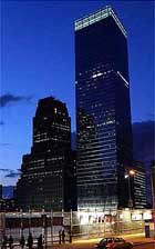 На месте разрушенного в результате теракта 11 сентября 2001 года всемирного торгового центра в нью-йорке вырос первый небоскреб