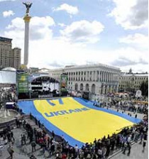 В киеве представлена гигантская футболка, которая будет воодушевлять на победу украинскую сборную на чемпионате мира в германии