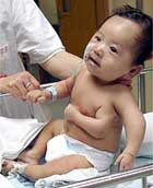 Китайские медики готовятся избавить трехрукого малыша от «лишней» конечности, но еще не знают, какую руку отрезать