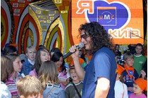 Воспитанники столичных детских домов в день киева вместе с кузьмой из «скрябiна» устроили настоящий праздничный концерт