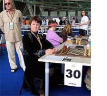 Самая сильная в мире шахматистка среди слепых любовь жильцова: «как-то в испании мне подарили огромные бронзовые шахматы, весившие больше 20 килограммов&nbsp;— и бросить жалко, и тащить тяжело&#133; »
