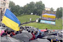 Десятки тысяч болельщиков поддерживали сборную украины по футболу у больших экранов, установленных в шести крупных городах нашей страны