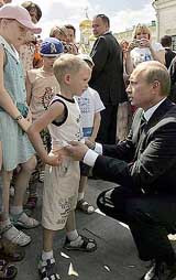 Президент владимир путин поцеловал незнакомого мальчика&#133; В живот