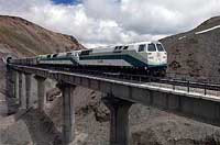Между тибетом и пекином на высоте более 5 тысяч метров проложена железная дорога