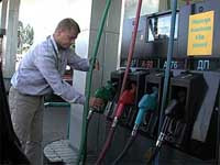 После резкого скачка стоимость бензина а-92 опустилась до 3 гривен 85 копеек за литр, а цена на дизельное топливо пока осталась на уровне 3 гривен 90 копеек