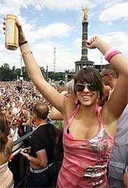 На возрожденном в берлине «параде любви» одновременно танцевали 700 тысяч человек