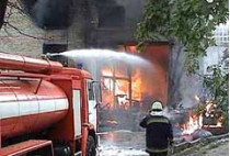 Пожар на военном предприятии в киеве, грозивший в любой момент обернуться катастрофой из-за угрозы взрыва цистерн с горюче-смазочными материалами, тушили девять пожарных частей столицы