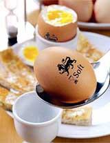 Скоро в великобритании в продажу поступят куриные яйца, которые в процессе варки «сообщают» о степени своей готовности