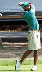 Игрок в гольф тайгер вудс, заработавший за год почти 98 миллионов долларов, является самым богатым спортсменом в мире