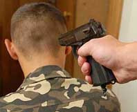 Достав из кобуры пистолет, армейский майор выстрелил спорившему с ним рядовому в затылок