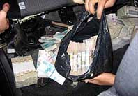 В небольшое пространство за задним пассажирским сиденьем легковушки контрабандисты ухитрились впихнуть почти два миллиона долларов и более семи миллионов рублей