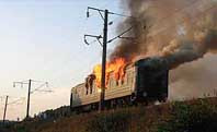 Из горящего вагона поезда «симферополь-киев» в шесть часов утра в степи выпрыгивали раздетые пассажиры. Среди них была и женщина с шестимесячным ребенком