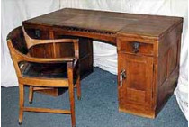 За письменный стол и стул, принадлежавшие гитлеру, американский коллекционер хочет выручить миллион долларов