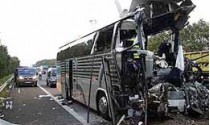 Четыре человека погибли и около 40 получили травмы, когда автобус с российскими туристами врезался в грузовик