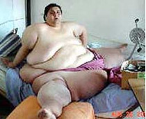 Самого толстого человека в мире, весящего 550 килограммов и продолжающего набирать вес, будут спасать в италии