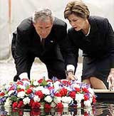 Вчера джордж и лаура буш встретились с нью-йоркскими пожарными, принимавшими участие в спасении людей 11 сентября 2001 года
