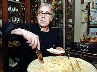 «бывший премьер-министр италии сильвио берлускони обожает пармезан вприкуску с грушей, а брижит бардо обычно завтракает пармезановым суфле»