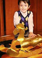 В японии за 1 миллион 280 тысяч долларов можно приобрести для ребенка лошадку-качалку из чистого золота