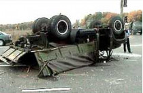Удар легковушки был такой силы, что грузовик с ехавшими на стрельбище курсантами опрокинулся на крышу
