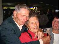 Встретившись в аэропорту «борисполь» со своим 83-летним братом степаном, 84-летняя пани мария, которую 63 года назад фашисты угнали в германию, с трудом вспоминая украинские слова, сказала: «негайно додому! »