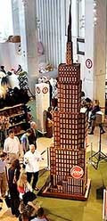 В нью-йорке из тонны шоколада построили шестиметровый небоскреб