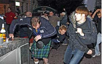 Шотландских стариков и подростков бритоголовые валили на землю и били ногами