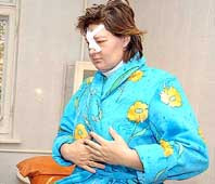 «во время автомобильной аварии вылетевшее лобовое стекло перерубило женщине шею, едва не отрезав голову от позвоночника»,&nbsp;— говорят врачи киевской областной клинической больницы, спасшие 33-летнюю пациентку