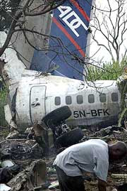 Пять человек чудом выжили, когда пассажирский «боинг-737» рухнул, едва вылетев из аэропорта города абуджа