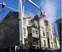 Пожарные спасли 18 жильцов старого дома в центре киева, отрезанных огнем от выходов