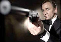 В фильме о джеймсе бонде «казино рояль» автомобиль агента 007 переворачивается семь раз подряд, что стало мировым рекордом